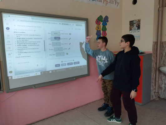 „Quand je vais à l'école“ – Интерактивна вежба преку кодирање
